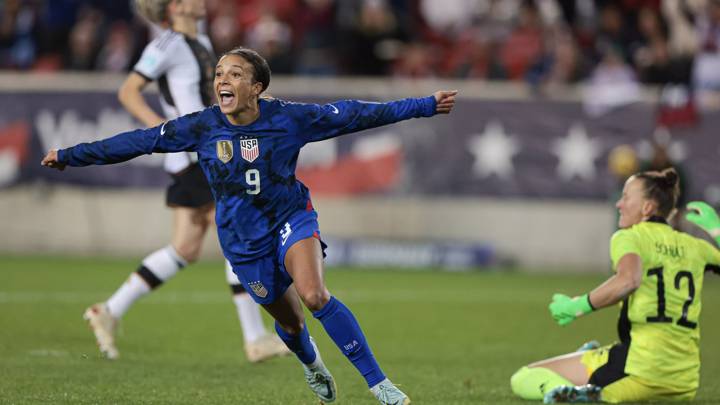 Soccer: International Friendly, Länderspiel, Nationalmannschaft Women s Soccer-Germany at USA Nov 13, 2022; Harrison, New Jersey, USA; United States forward Mallory Pugh (9) reacts after scoring a goal during the second half against Germany goalkeeper Almuth Schult (12) at Red Bull Arena. Harrison Red Bull Arena New Jersey