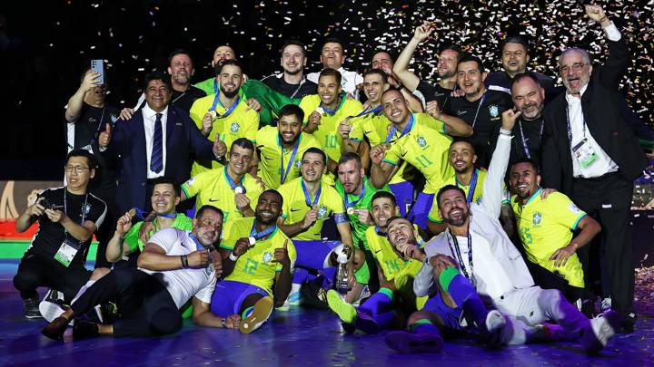 TASHKENT, UZBEKISTAN - OCTOBER 06: Players of Brazil celebrate victory with the trophy following the FIFA Futsal World Cup Uzbekistan 2024 Final between Brazil and Argentina at Humo Arena on October 06, 2024 in Tashkent, Uzbekistan. (Photo by Robertus Pudyanto - FIFA/FIFA via Getty Images)