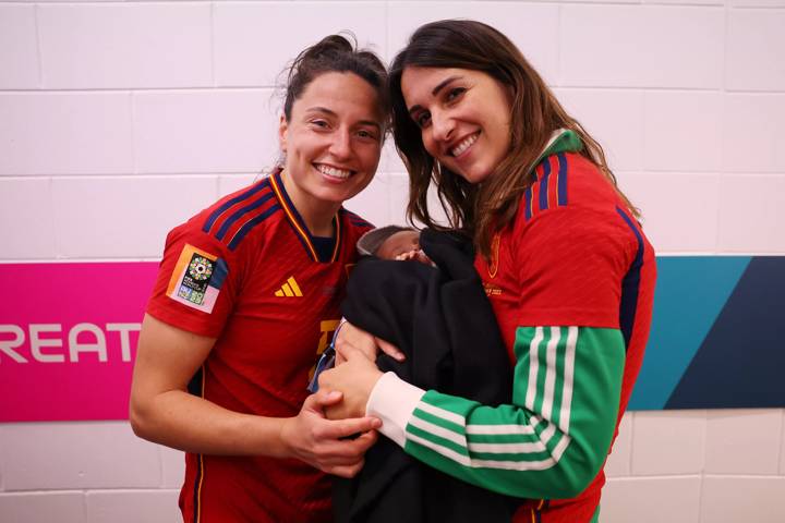  Ivana Andres of Spain celebrates with her partner and child after the FIFA Women's World Cup Australia & New Zealand 2023 Quarter Final match between Spain and Netherlands