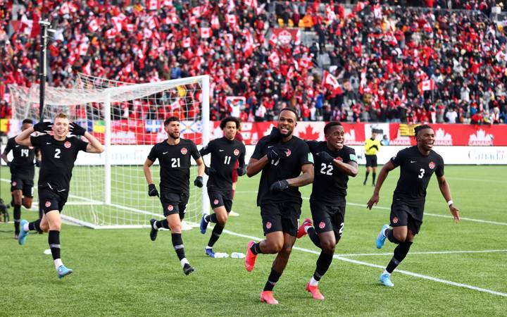 Cyle Larin #17 of Canada celebrates his goal with Richie Laryea #22 and teammates 