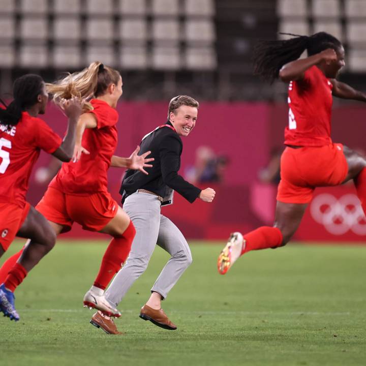 KASHIMA, JAPAN - AUGUST 02: Bev Priestman, Head Coach of Team Canada celebrates with the team after victory in the Women's Semi-Final match between USA and Canada on day ten of the Tokyo Olympic Games at Kashima Stadium on August 02, 2021 in Kashima, Ibaraki, Japan. (Photo by Hector Vivas - FIFA/FIFA via Getty Images)