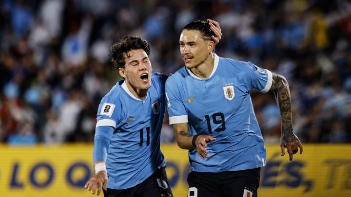 MONTEVIDEO, URUGUAY - NOVEMBER 21: Darwin Nuñez (R) of Uruguay celebrates with Facundo Pellistri (L) of Uruguay after scoring the team's third goal during the FIFA World Cup 2026 Qualifier match between Uruguay and Bolivia at Centenario Stadium on November 21, 2023 in Montevideo, Uruguay. (Photo by Ernesto Ryan/Getty Images)