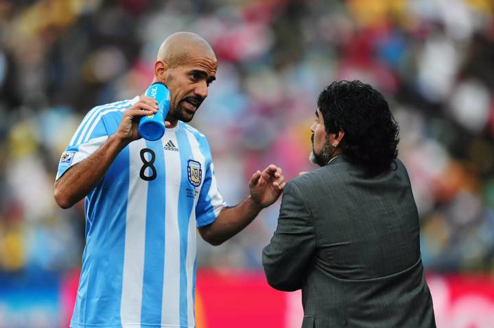 Diego Maradona head coach of Argentina issues instructions to Juan Veron 