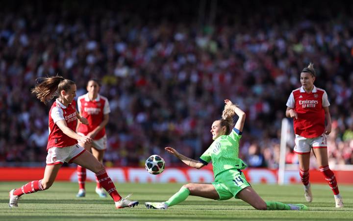 Lia Walti of Arsenal challenges Jill Roord of VfL Wolfsburg (120523)