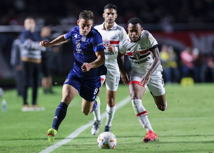 Federico Giotti of Talleres and Welington of Sao Paulo fight for the ball