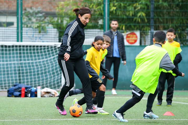  FIFA Legend Francesca Mannavola plays with children at Bloomsbury Football