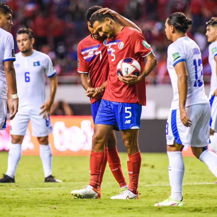  SAN JOSE, Costa Rica: Celso Borges before shooting a penalty kick and score Costa Rica second goal during the 2-1 Costa Rica victory over El Salvador in the Concacaf FIFA World Cup, WM, Weltmeisterschaft, Fussball Qualifiers on October 10, 2021, in San Jose, Costa Rica. San Jose San Jose Costa Rica Copyright: xJosexCamposxRojasx 0138179397st