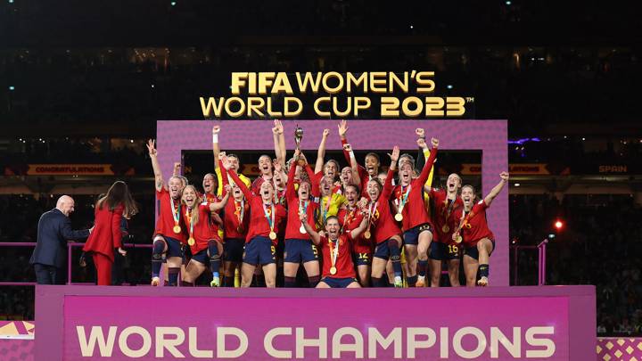 SYDNEY, AUSTRALIA - AUGUST 20: Ivana Andres of Spain and teammates celebrate with the FIFA Women's World Cup Trophy following victory in the FIFA Women's World Cup Australia & New Zealand 2023 Final match between Spain and England at Stadium Australia on August 20, 2023 in Sydney / Gadigal, Australia. (Photo by Elsa - FIFA/FIFA via Getty Images)