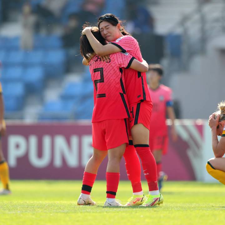 PUNE, INDIA - JANUARY 30: Shim Seo-yeon (2nd R) and Choo Hyojoo (2nd L) of South Korea celebrate their 1-0 victory while Alanna Kennedy (1st R) of Australia shows dejection after the AFC Women's Asian Cup quarter final between Australia and South Korea at Shiv Chhatrapati Sports Complex on January 30, 2022 in Pune, India. (Photo by Thananuwat Srirasant/Getty Images)