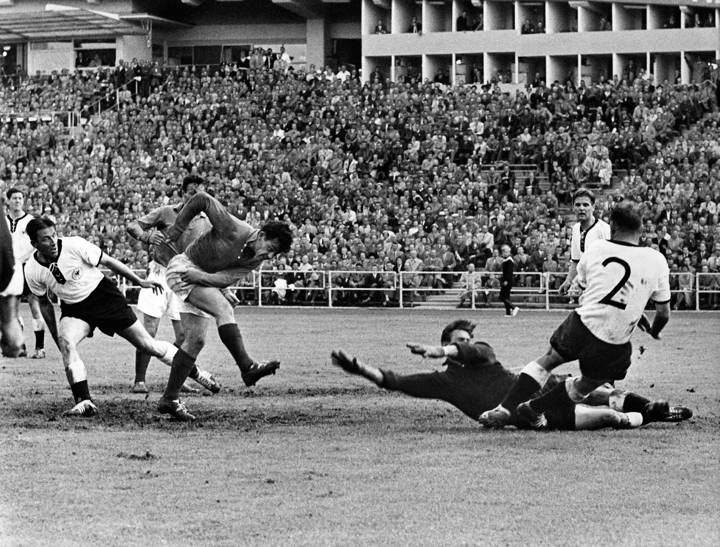 French forward Just Fontaine (2nd L) scores the third goal for his team past West German goalkeeper Heiner Kwiatkowski at the 1958 FIFA World Cup