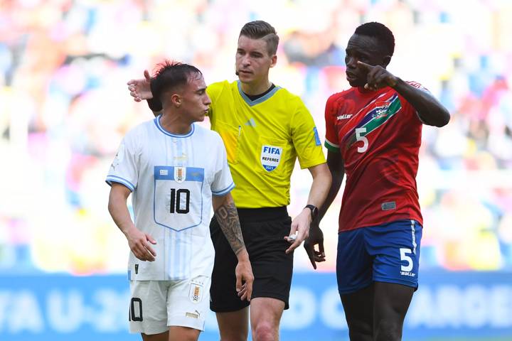 SANTIAGO DEL ESTERO, ARGENTINA - JUNE 01: Referee Francois Letexier speaks with Franco Gonzalez of Uruguay during a FIFA U-20 World Cup Argentina 2023 Round of 16 match between Gambia and Uruguay at Estadio Santiago del Estero on June 01, 2023 in Santiago del Estero, Argentina. (Photo by Rodrigo Valle - FIFA/FIFA via Getty Images)