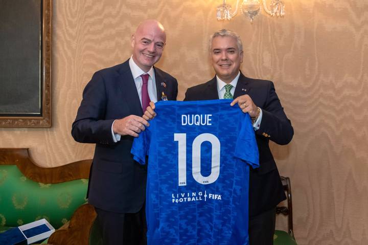 FIFA President Gianni Infantino hands a jersey to Colombia President Iván Duque Márquez 