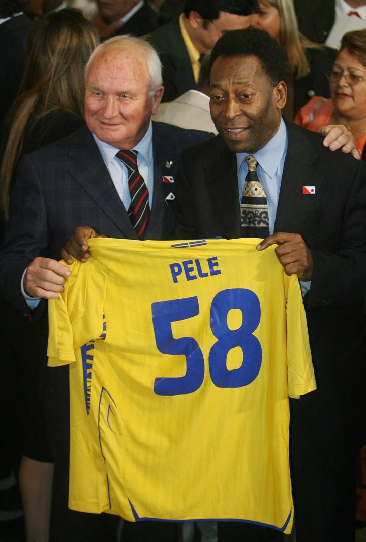 Brazilian football legend Edson Arantes do Nacimento (R), known as Pele, and Swedish player Kurt Hamrin, pose with a Swedish jersey with the name of Pele and the number 58