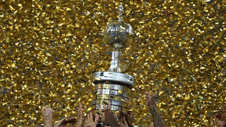 TOPSHOT - Players of Fluminense celebrate with the trophy after winning the Copa Libertadores final football match between Brazil's Fluminense and Argentina's Boca Juniors at Maracana Stadium in Rio de Janeiro, Brazil, on November 4, 2023. (Photo by CARL DE SOUZA / AFP) (Photo by CARL DE SOUZA/AFP via Getty Images)