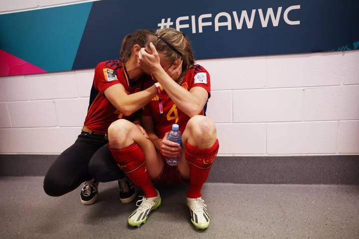 Irene Paredes of Spain celebrates with her partner after the FIFA Women's World Cup Australia & New Zealand 2023 Quarter Final match between Spain and Netherlands at Wellington Regional Stadium