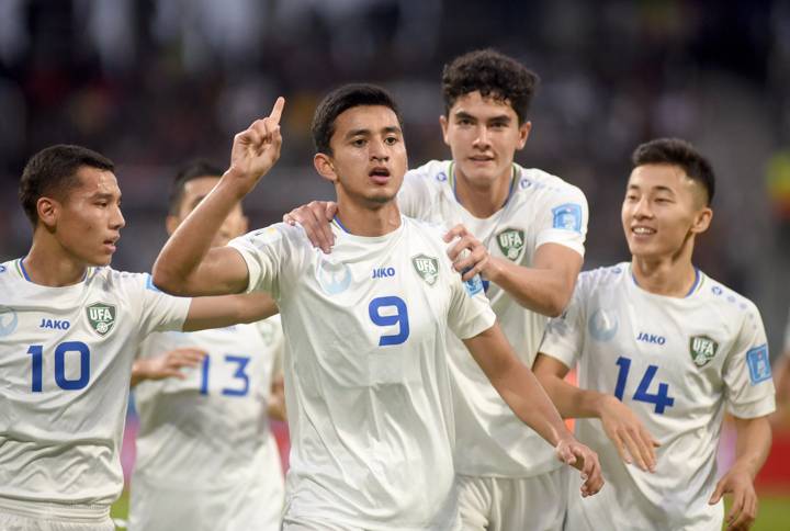 Shakhzodjon Nematjonov of Uzbekistan celebrates with Sherzod Esanov and teammates after scoring