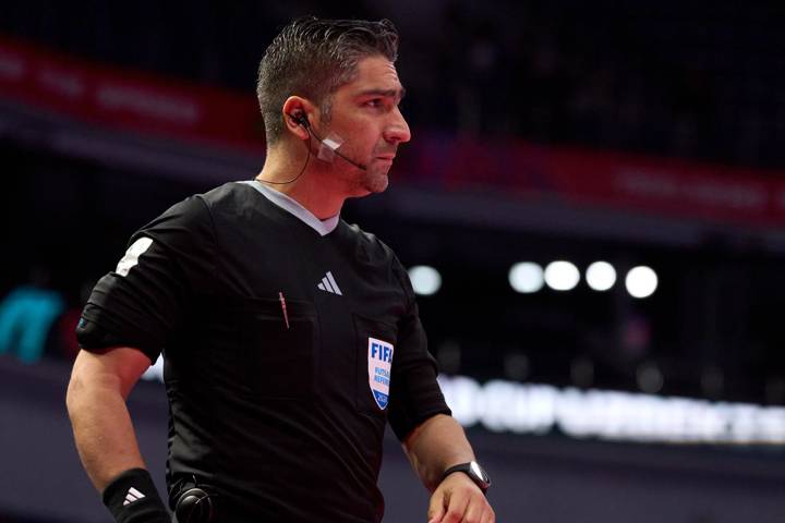 Referee Daniel Fernando Rodriguez Bordon during the FIFA Futsal World Cup Uzbekistan 2024 match between Morocco and Portugal at Humo Arena in Tashkent, Uzbekistan