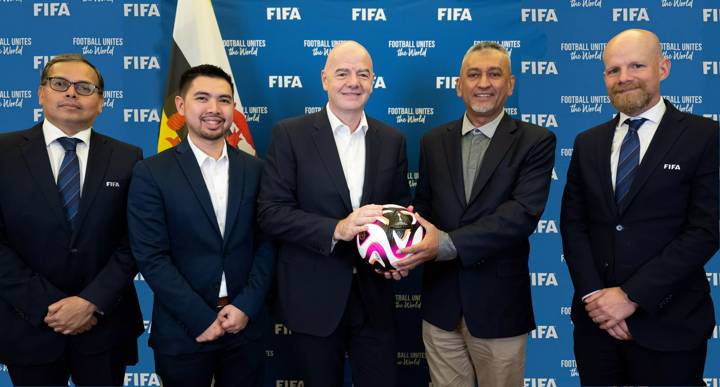 FIFA Director of MA Asia & Oceania Sanjeevan Balasingam, FA of Brunei Darussalam Acting GS Ahmad Za'eem Omarali, FIFA President Gianni Infantino, FA of Brunei Darussalam President Feisal Eusoff and FIFA SG ad interim Mattias Grafström