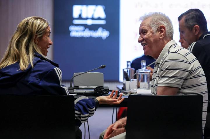 Mentor Tom Sermanni and Mentee Pamela Conti speak at the FIFA Coach Mentorship programme workshop in Lisbon