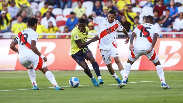 QUITO, ECUADOR - SEPTEMBER 10: Moises Caicedo of Ecuador competes for the ball against Sergio Peña of Peru during the South American FIFA World Cup 2026 Qualifier match between Ecuador and Peru at Rodrigo Paz Delgado Stadium on September 10, 2024 in Quito, Ecuador. (Photo by Franklin Jacome/Getty Images)