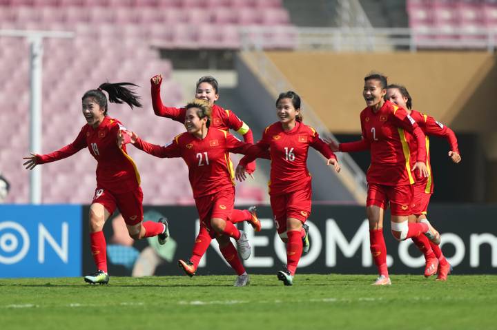 NAVI MUMBAI, INDIA - FEBRUARY 06: Vietnam players celebrate their 2-1 victory and qualification of the FIFA Women's World Cup after the AFC Women's Asian Cup 5th place play-off Game three between Vietnam and Chinese Taipei at DY Patil Stadium on February 6, 2022 in Navi Mumbai, India. (Photo by Thananuwat Srirasant/Getty Images)