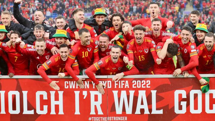 CARDIFF, WALES - JUNE 05: Gareth Bale of Wales (C) and his teammates celebrate after the FIFA World Cup Qualifier Play-Off Final match between Wales and Ukraine at Cardiff City Stadium on June 5, 2022 in Cardiff, Wales. (Photo by Mark Leech/Offside/Offside via Getty Images)