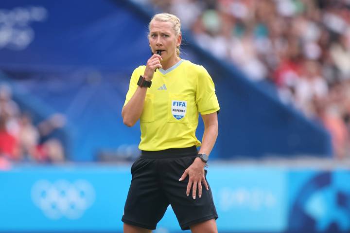 Referee Tess Olofsson 