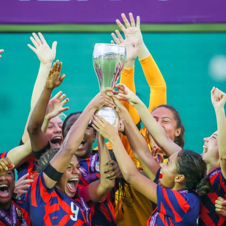 SANTO DOMINGO, REPUBLICA DOMINICANA. MARCH 12th: Players of USA lift the champion's trophy at the end of the final match between USA and Mexico as part of the 2022 Concacaf Women's Under-20 Championship held at the Olimpico Felix Sanchez stadium in Santo Domingo, Republica Dominicana..(PHOTO: CONCACAF/STRAFFON IMAGES/MIGUEL GUTIERREZ/MANDATORY CREDIT/EDITORIAL USER/NOT FOR SALE/NOT ARCHIVE)