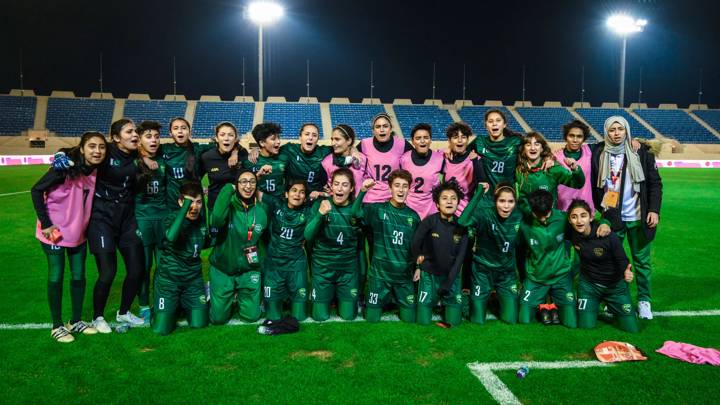 Pakistan players pose for taking a team photo