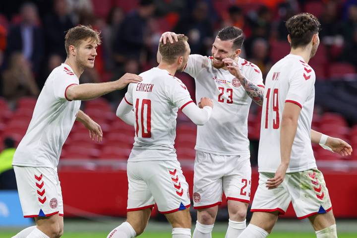 Dänemarks Pierre-Emile Hojbjerg gratuliert Christian Eriksen.