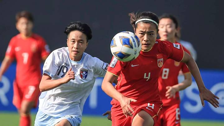 MUMBAI, Jan. 20, 2022 -- Li Jiayue (R) of China vies with Su Yu-Hsuan of Chinese Taipei during their group A match at the 2022 AFC Women s Asian Cup in Mumbai, India, Jan. 20, 2022. ) (SP)INDIA-MUMBAI-FOOTBALL-AFC WOMEN S ASIAN CUP