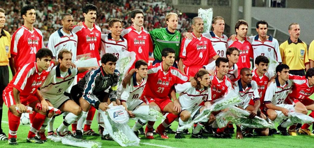 LY01- 21JUNE98- LYON,FRANCIA - 16e FIFA World Cup WM Weltmeisterschaft Fussball - FRANCIA 98 - OPS: EL EQUIPO DE JUGADORES IRÁN Y EL EQUIPO DE JUGADORES DE EE. UU. SE AGREGAN PARA LA IMAGEN OFICIAL ANTES DEL PARTIDO DE FÚTBOL MUNDIAL EE. UU. VS IRÁN ESTA NOCHE EN LYON, FRANCIA.  /VDB ROBERTx PUBLICACIÓN DE VANDENxBRUGGExINxGERxSUIxAUTxONLY x85096723stx