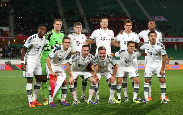 Toni Kroos lines up with the Bayern team for a pre-match photo at Morocco 2013