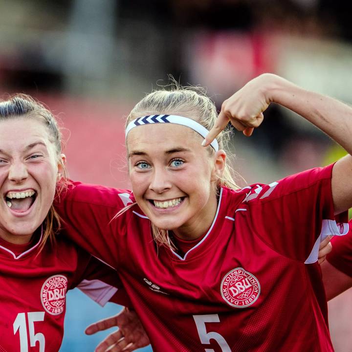 IMAGO / Gonzales Photo

Finland v Denmark, Women™s U19 EURO Qualifier, EM, Europameisterschaft Copenhagen, Denmark Copenhagen, Denmark. 26th, October 2021. Karen Linnebjerg Knudsen (15) of Denmark scores and celebrates with Julie Poulsen (5) during the Women™s U19 EURO Qualifier between Finland and Denmark at Hvidovre Stadion in Copenhagen. Hvidovre Denmark Hvidovre Stadion