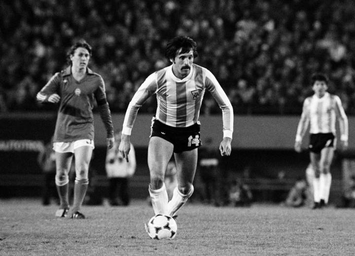 Leopoldo Luque of Argentina in action during the 1978 FIFA World Cup