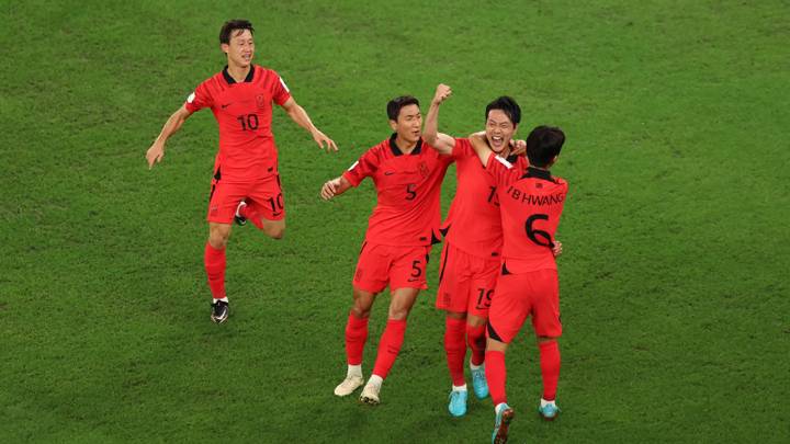 AL RAYYAN, QATAR - DECEMBER 02: Younggwon Kim of Korea Republic celebrates after scoring the team's first goal during the FIFA World Cup Qatar 2022 Group H match between Korea Republic and Portugal at Education City Stadium on December 02, 2022 in Al Rayyan, Qatar. (Photo by Mohamed Farag/Getty Images)