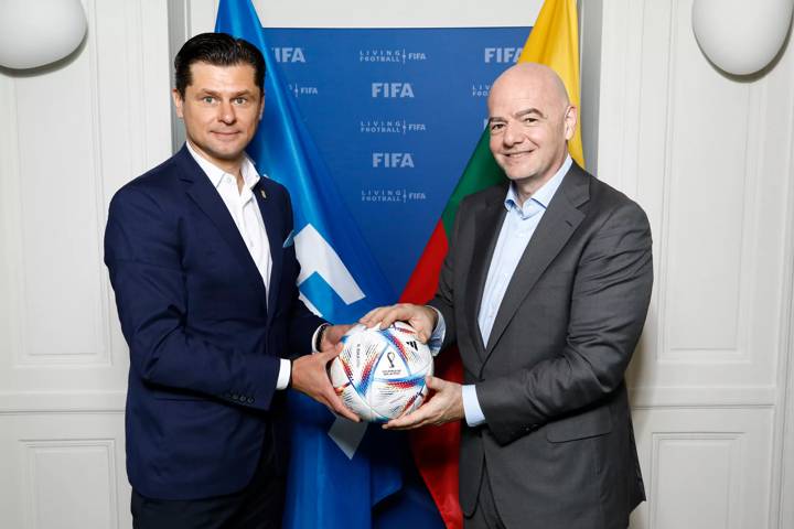  FIFA President Gianni Infantino (R) with Lithuanian Football Federation President Tomas Danilevicius (R)