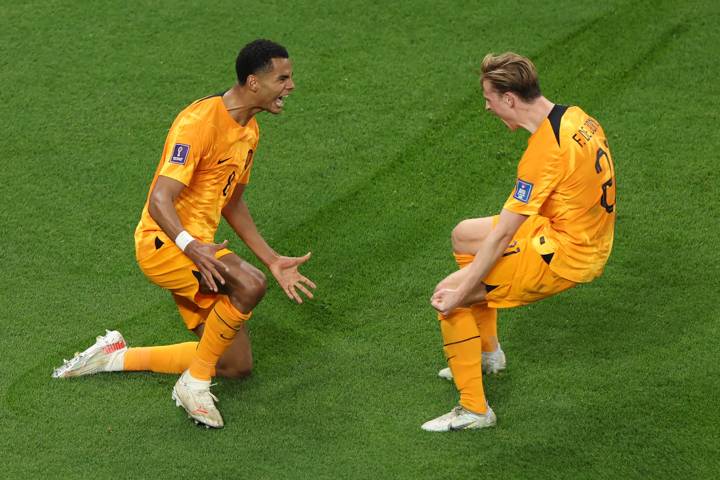 Cody Gakpo of Netherlands celebrates with Frenkie de Jong after scoring their team's first goal