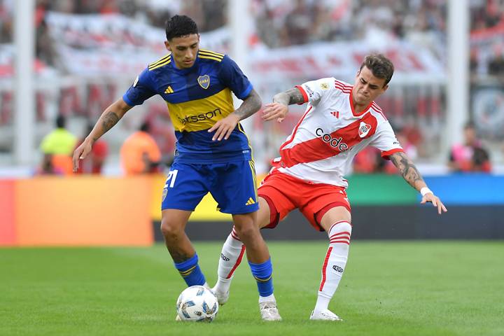 Ezequiel Fernandez of Boca Juniors competes for the ball with Nicolas Fonseca of River Plate 