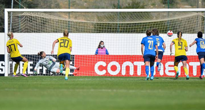 Penalty by Caroline Seger Sweden to 1 1, in goal Laura Giuliani goalkeeper Italy , 23 02 2022, Lagos, Football, Women, Algarve Cup, Sweden Italy.