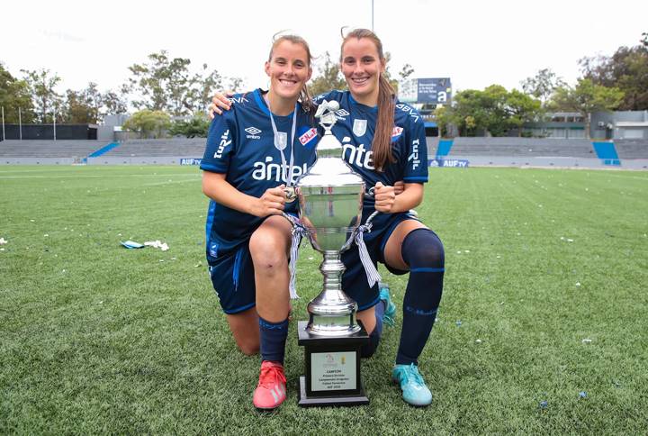 Sabrina and Romina Soravilla of Nacional of Uruguay 