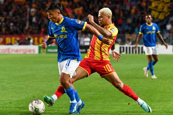 Esperance's Brazilian forward #10 Yan Sasse vies for the ball with Sundown's Chilean forward #11 Marcelo Allende