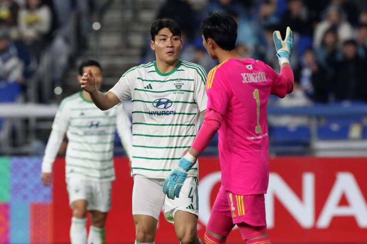 Park Jin-seop and Kim Jeong-hoon of Jeonbuk Hyundai Motors react 