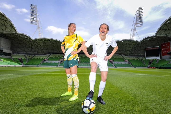 Stephanie Catley of Australia and Rebekah Stott of New Zealand pose.