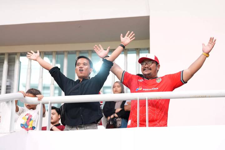 Indonesia superfan Gunawan and friend cheer on England and Brazil at the U17WC