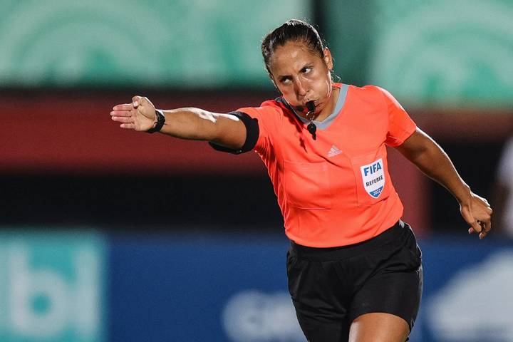 Emikar Calderas referee gestures during the FIFA U-20 Women's World Cup Costa Rica 2022 quarterfinal