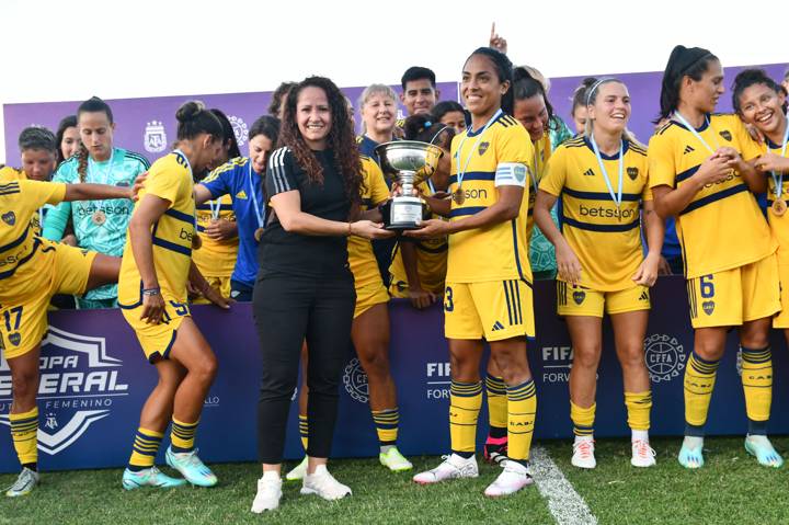 FIFA’s Women's Football Development Consultant Elieth Artavia handles the Copa Federal Femenina 2023 trophy to Boca Juniors captain