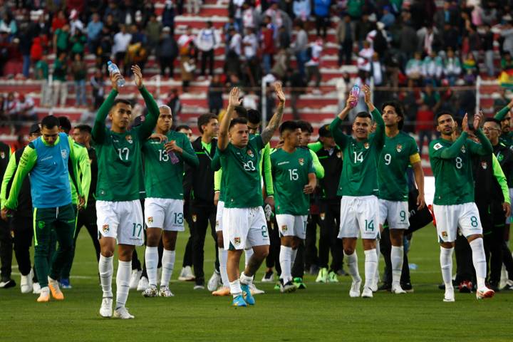 Players of Bolivia celebrate