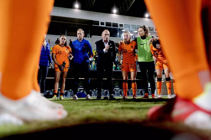 Lieke Martens, le sélectionneur adjoint Niels de Vries, le sélectionneur Mark Parsons, Jill Baijings et Fenna Kalma lors d’un match de qualification pour la Coupe du Monde entre Chypre et les Pays-Bas.