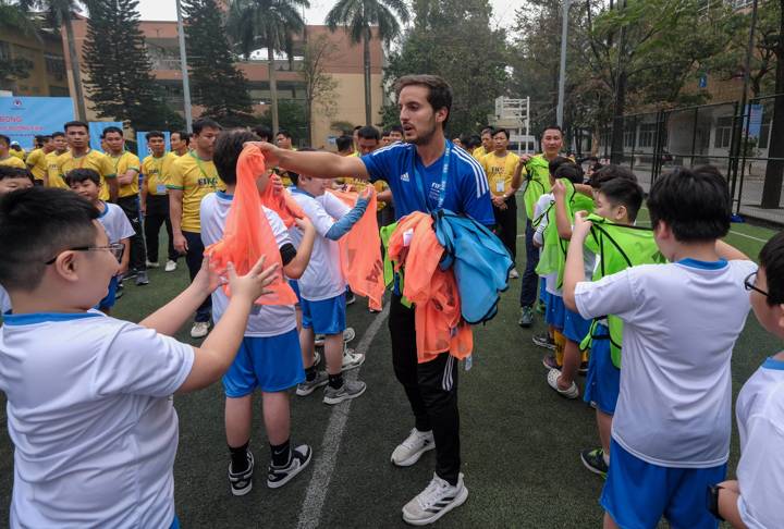 HANOI, VIETNAM - MARCH 22: FIFA Football for School manager  Antonio Buenaño Sánchez  hands out bibs during a FIFA Football for Schools workshop on March 22, 2024 in Hanoi, Vietnam. (Photo by Minh Hoang/FIFA)